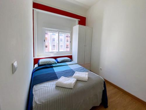 - une chambre avec un lit et 2 serviettes dans l'établissement Apartamentos SmartRenting Justicia, à Madrid
