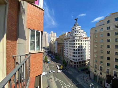 - une vue sur une rue d'une ville avec des bâtiments dans l'établissement Apartamentos SmartRenting Justicia, à Madrid