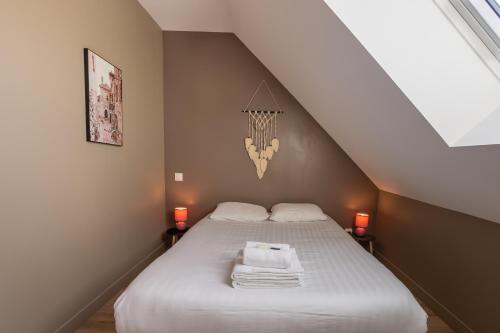 um pequeno quarto com uma cama com um cesto de basquetebol em Résidence La Colombanaise em Saint-Coulomb