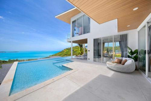una casa con piscina y vistas al mar en Villa The Wave, en Nathon Bay