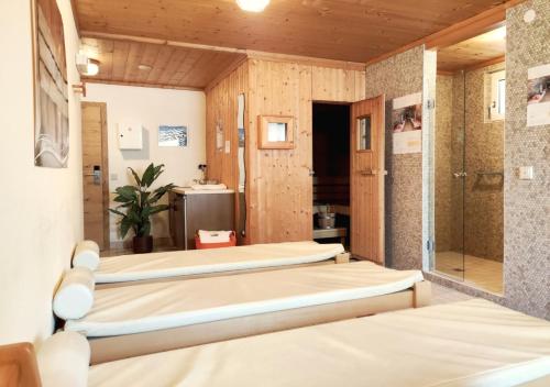 eine Reihe von Betten in einem Krankenhauszimmer in der Unterkunft Ferienhaus Birgit - inklusive Eintritt Alpentherme Bad Hofgastein in Bad Hofgastein