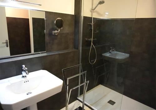 Bilik mandi di Hôtel Le Glacier