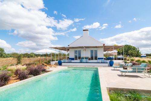 - une piscine en face d'une villa dans l'établissement Monte do Pocinho, à São Domingos