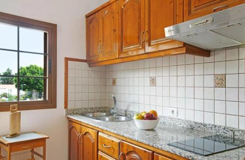 a kitchen with a sink and a bowl of fruit at Holiday Cottage Santa Lucía 2 in Santa Lucía