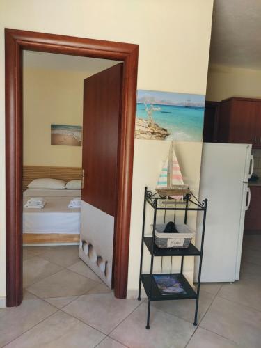 Habitación con puerta que da a un dormitorio con cama en Villa Anna, en Skala Rachoniou