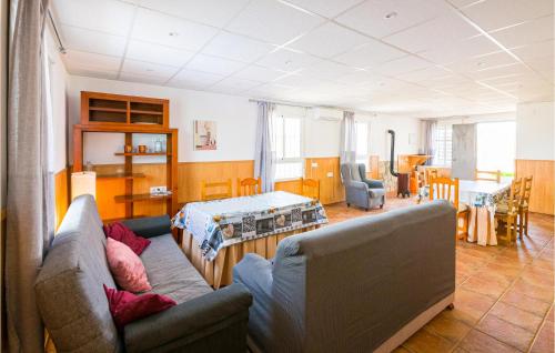 a living room with two couches and a table at Stunning Home In Arcos De La Frontera in Arcos de la Frontera