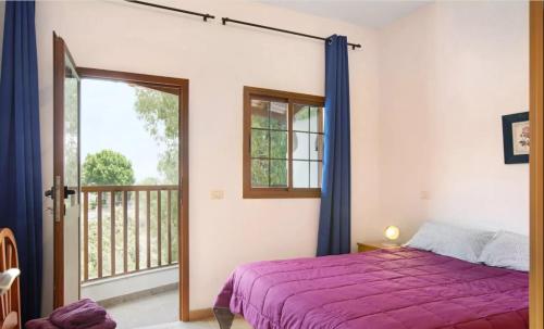 um quarto com uma cama roxa e uma varanda em Holiday Cottage Santa Lucía 2 em Santa Lucía