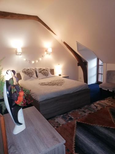 a bedroom with a bed in a room with an attic at Chambre Cosy, Nature, wifi et salle de bain in La Roche-Posay