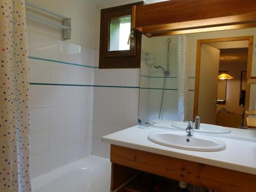 La salle de bains est pourvue d'un lavabo, d'une douche et d'un miroir. dans l'établissement Appartement Arêches-Beaufort, 4 pièces, 9 personnes - FR-1-342-222, à Beaufort