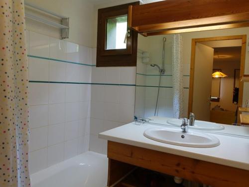 une salle de bain avec un lavabo, une douche et un miroir dans l'établissement Superbe duplex avec balcon, terrasse et garage, 3 chambres, internet - FR-1-342-222, à Beaufort