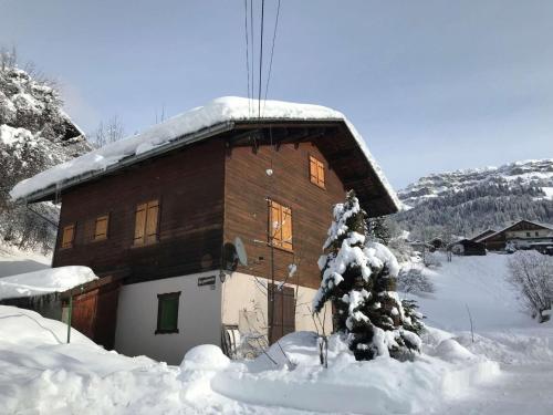 Photo de la galerie de l'établissement Chalet 3* à Arêches, 100m², 8 pers, 4 ch, Pied des Pistes, Cheminée, Terrasse, Wifi - FR-1-342-246, à Beaufort