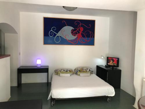 a bedroom with a bed and a painting on the wall at Park House in Mondello