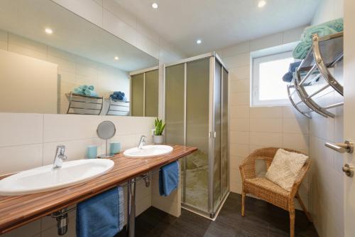 y baño con 2 lavabos y ducha. en Appartement Ackerli, en Pettneu am Arlberg