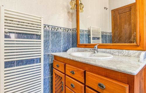 uma casa de banho com um lavatório e um espelho em Nice Home In Casarabonela With Kitchen em Casarabonela
