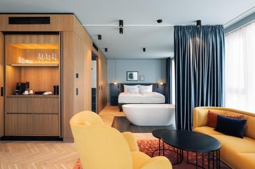 pokój hotelowy z łóżkiem i wanną w obiekcie Hotel Galántha w mieście Eisenstadt