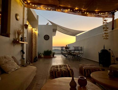 Tamraght Ou FellaにあるCasa Janoub Moroccoの海の景色を望むリビングルーム