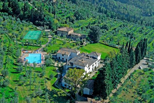 uma vista aérea de uma casa com piscina em Villa Farmhouse with swimming pool in Chianti em Grassina