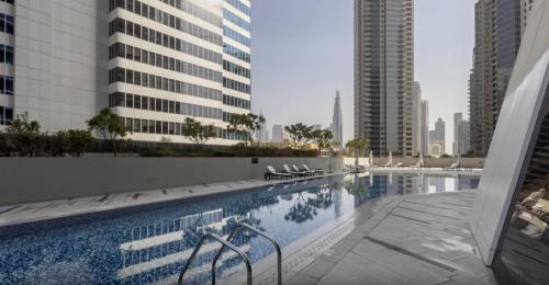 Bazén v ubytování Stylish Studio with Burj Khalifa View nebo v jeho okolí