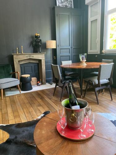 a room with a table with wine glasses on it at Le Clos maison 3 chambres avec extérieur et parking Epernay centre in Épernay