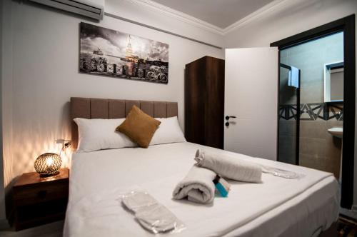 une chambre avec un lit avec des serviettes dessus dans l'établissement CK Boutique Hotel, à Istanbul