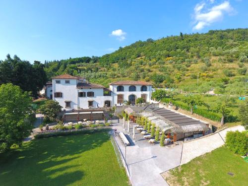 uma vista aérea de uma casa com um jardim em Villa Farmhouse with swimming pool in Chianti em Grassina