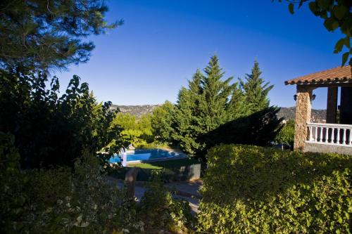 Blick auf einen Garten mit Pool und Pavillon in der Unterkunft Montsant Park Camping & Bungalow in Ulldemolins