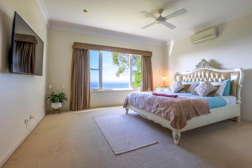una camera con un letto e una grande finestra di Beautiful Home with Breath-taking Views Mt Tamborine a Eagle Heights