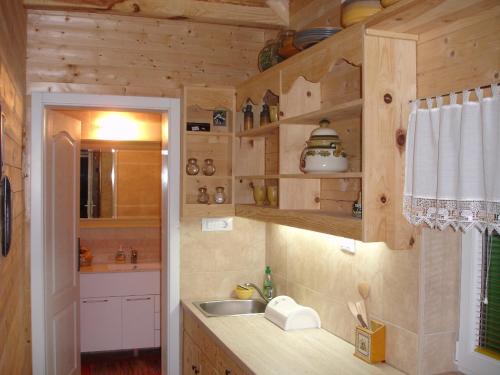 Kuchyň nebo kuchyňský kout v ubytování Zeleni Čardaci etno apartmani