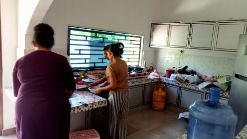 バッティカロアにあるNature Viewの台所に立つ二人の女