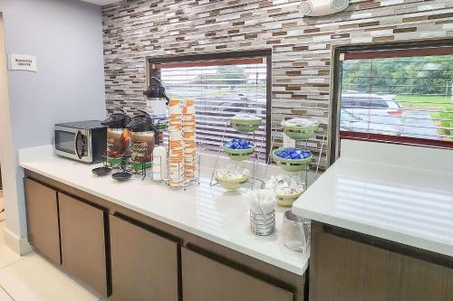 una cucina con un bancone con un microonde sopra di Quality Inn Albany ad Albany