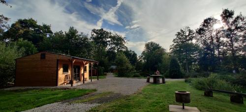 BaddileyにあるKingfisher Cabin - Wild Escapes Wrenbury off grid glamping - ages 12 and overのギャラリーの写真