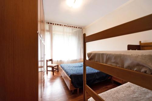 1 dormitorio con litera y ventana en Arenzano pineta, en Arenzano