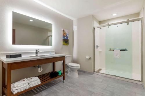 Phòng tắm tại Comfort Inn & Suites