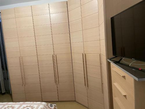a room with a closet with a tv and a wall at Appartamento ampio ed indipendente in Formigliana