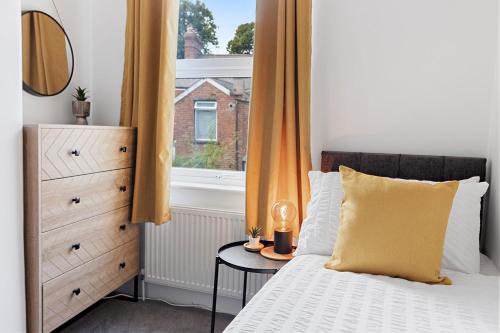 una camera con letto e finestra di Church View by Staytor Accommodation a Exeter