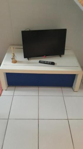 un monitor de ordenador sentado en un escritorio en una habitación en Chalés sal da terra/Chalé en Caraguatatuba