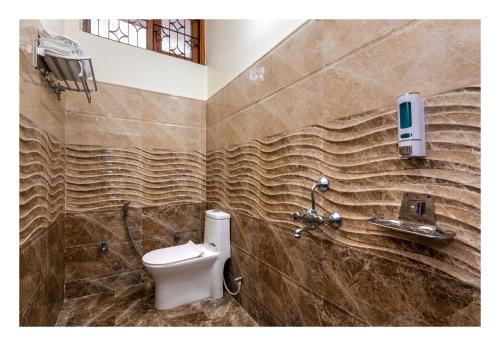 a bathroom with a toilet and a sink at Jaiswal Homestay in Jabalpur