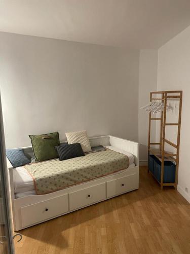 Tempat tidur dalam kamar di Appartement a Paris