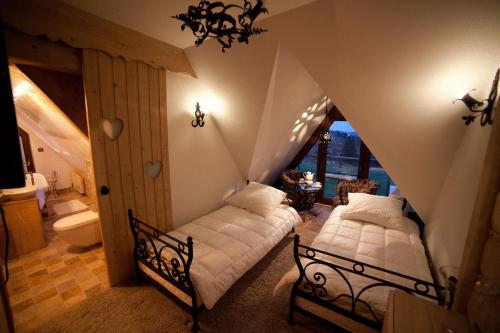 1 dormitorio con 2 camas en un ático en Bubas, en Kościelisko