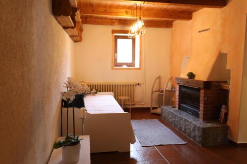 ein Wohnzimmer mit 2 Betten und einem Kamin in der Unterkunft Casa Holamundo - romantisches Tessiner Steinhaus (vegi) in Lugano