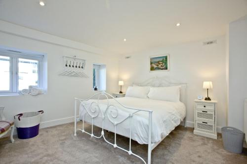 Postel nebo postele na pokoji v ubytování The Mews, Tresean
