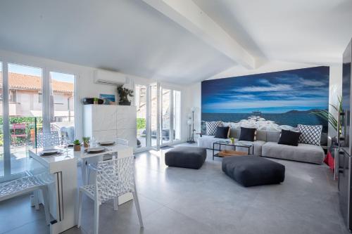 un salon avec un canapé et une table dans l'établissement Cannes Experience Pastour Privatize 6 aparts 10bedrooms&9baths 11doublebeds with his duplexpenthouse ROOFTOP close palais congres beaches et Suquet, à Cannes