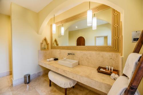 Koupelna v ubytování Cocoa Boutique Hotel - Your Kenyan Beachfront Bliss