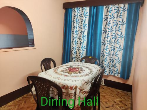 - Comedor con mesa, 2 sillas, mesa y sillas en PRATIMA HOMESTAYS, en Darjeeling
