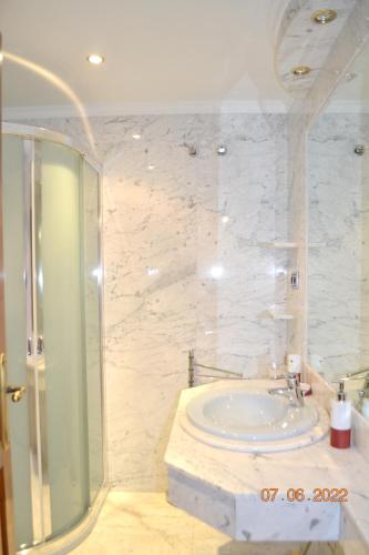Ένα μπάνιο στο Sumptuous Villa in Fernán Caballero with Private Pool