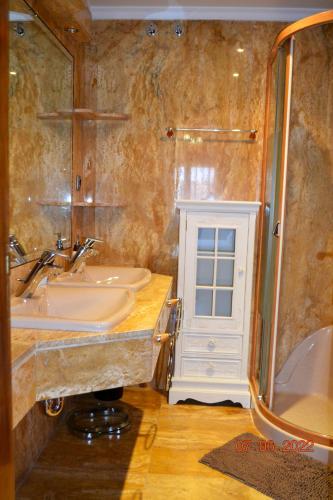 Ένα μπάνιο στο Sumptuous Villa in Fernán Caballero with Private Pool