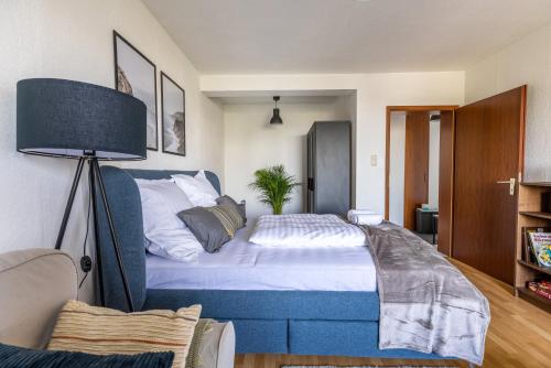 sypialnia z niebieskim łóżkiem w pokoju w obiekcie Stilvolles Apartment inmitten der Altstadt w mieście Duisburg