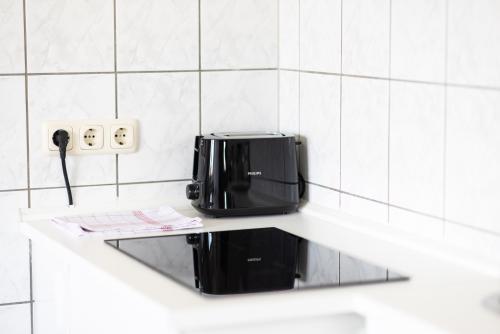 a toaster sitting on a counter in a kitchen at Stilvolles Apartment inmitten der Altstadt in Duisburg