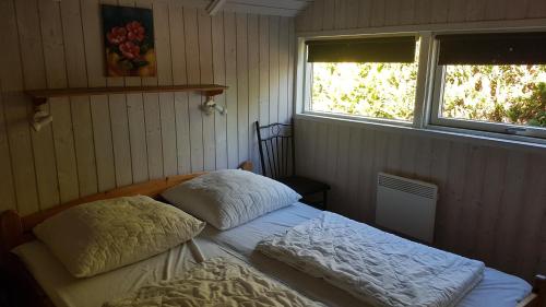 1 dormitorio con 2 camas y 2 ventanas en Kalmar 8, en Kägsdorf