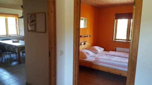 a small bedroom with a bed in a room at Blockhaus in Kägsdorf